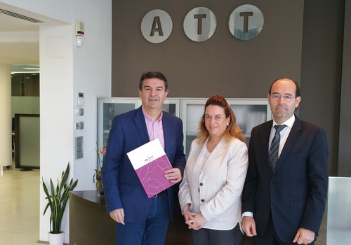 The head of promotion of IRBLleida, Josep Maria Bosch, with Xavier Alcobé and Carme Burgués.