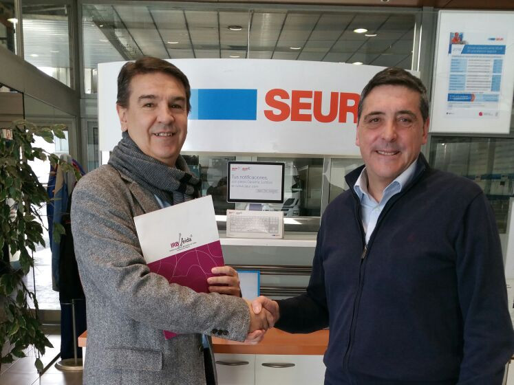 The head of promotion of IRBLleida, Josep Maria Bosch, with the commercial and marketing director of Seur in Lleida, Jordi Baró.